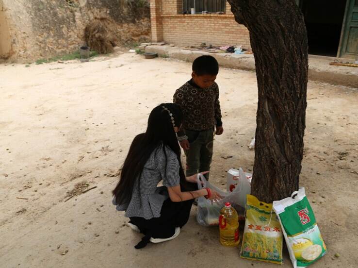 给贫困家庭发放米面油等生活必需品和给孩子生活学习用品